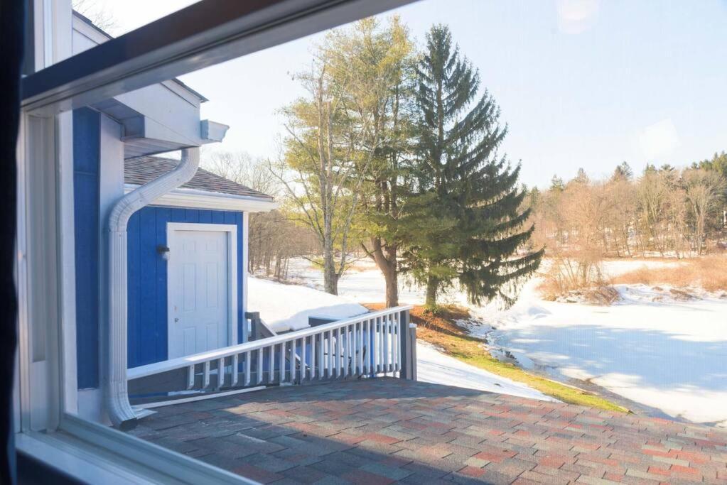 Gorgeous Poconos Springtime By The Lake! Henryville Exterior photo